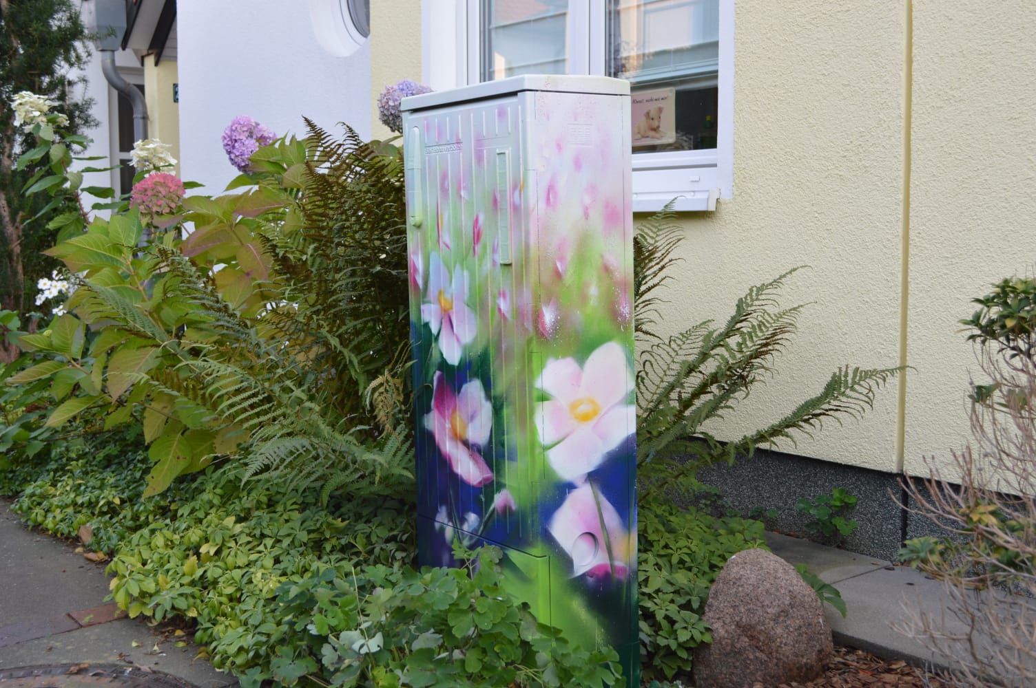 Stromkästen, Verteilerkästen und Garagentore mit Graffiti I Die